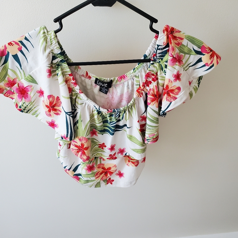 Love off the shoulder short sleeve shirt. Size medium. Pretty tropical print - Picture 8 of 8